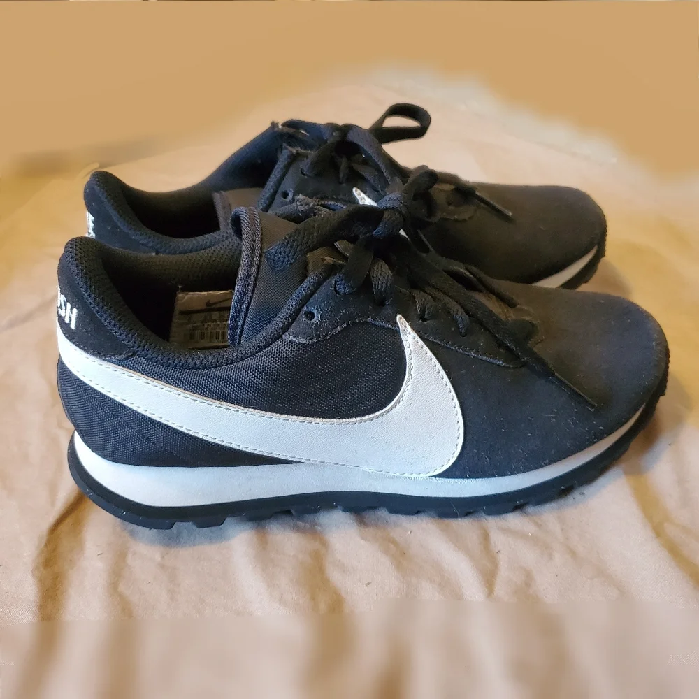 28) NIKE Pre-Love OX Suede Sz. 6